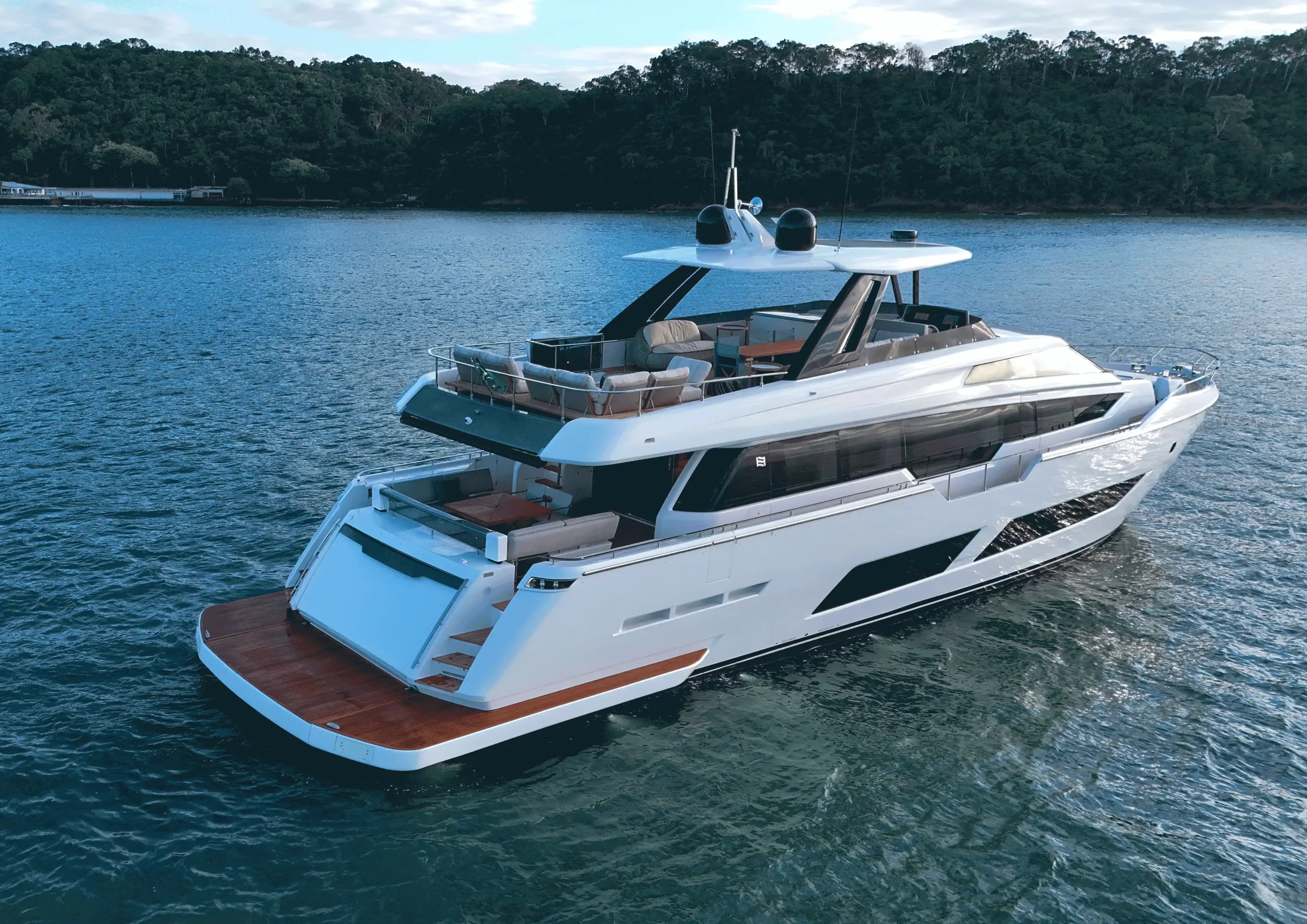 Vista traseira lateral da Ferretti Yachts 850R destacando a popa reestilizada e o flybridge.