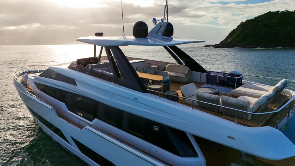 Flybridge da Ferretti Yachts 850R com áreas de convivência ao ar livre.