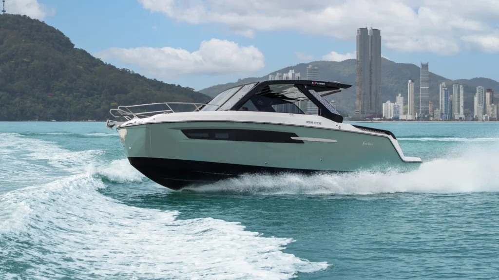 Lancha Focker 355 GTS Explorer navegando em alta velocidade durante teste no mar.