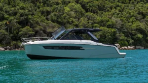 Lancha Focker 355 GTS Explorer navegando com sistema Starlink instalado de fábrica.