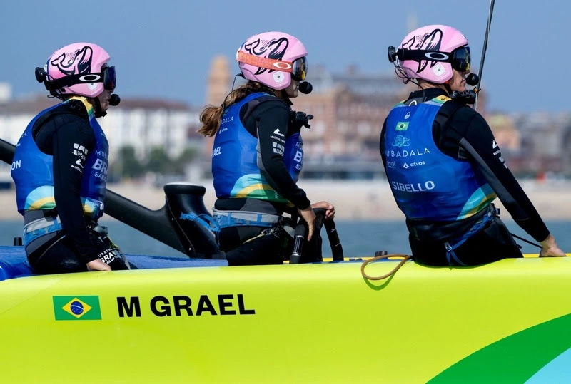 Martine Grael comanda o F50 da equipe brasileira durante a etapa de Portsmouth do SailGP 2026.