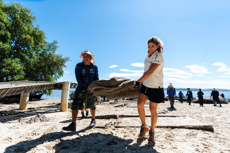 Martine Grael participa de ação de limpeza na Baía de Guanabara.