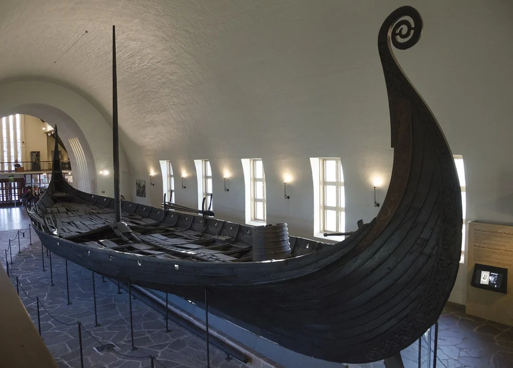 Navio viking de Oseberg preservado e exposto em museu na Noruega.