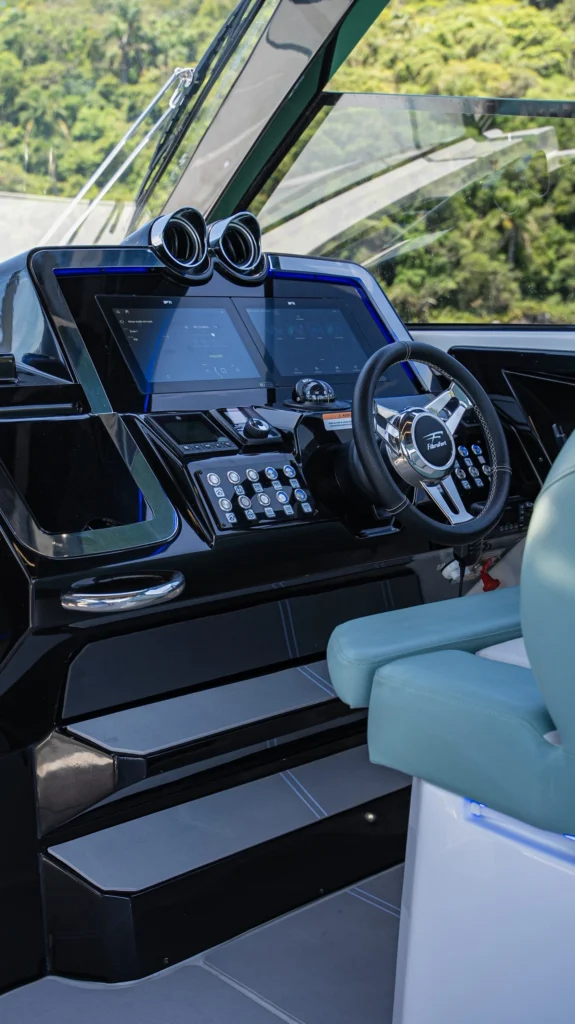 Painel de comando da lancha Focker 355 GTS Explorer com telas digitais e volante.