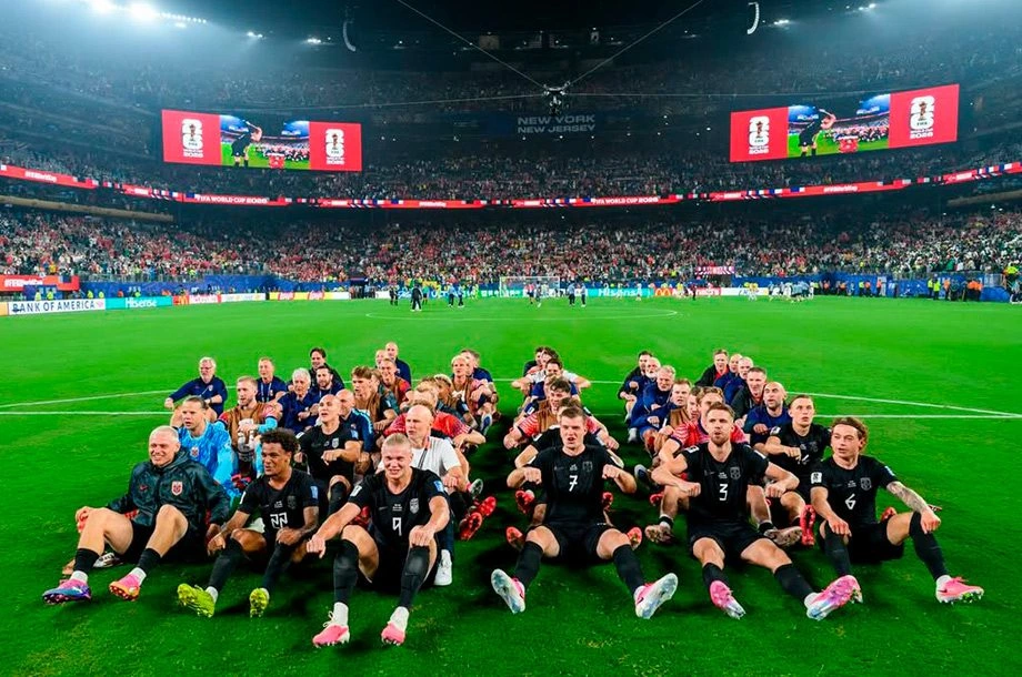 Jogadores da Noruega participam da tradicional Remada Viking após partida da Copa do Mundo.