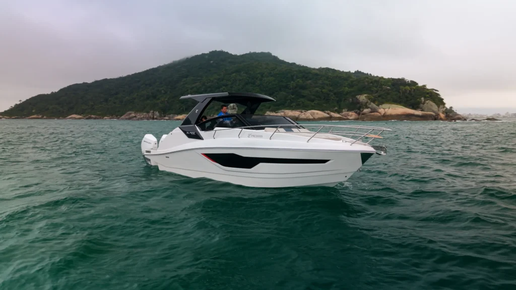 Lancha Ross SLR 340 Legend navegando próxima ao litoral de Santa Catarina durante a travessia para Itajaí.