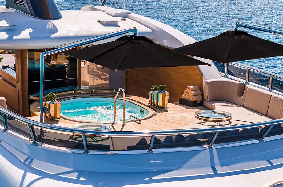 Jacuzzi e área de lazer do megaiate Sealion.