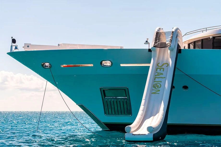 Equipamentos de lazer aquático disponíveis no megaiate Sealion.