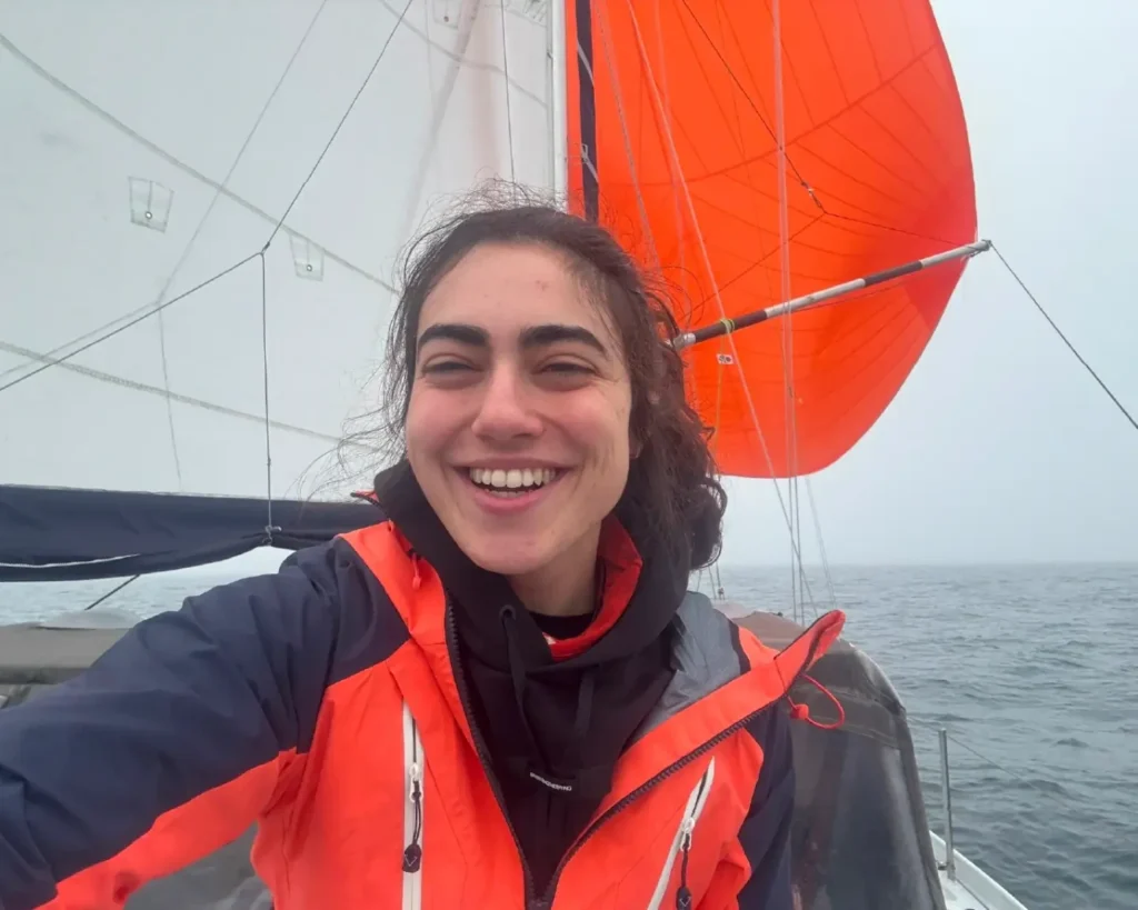 Tamara Klink a bordo do veleiro Sardinha 2 durante a travessia solo do Alasca ao Oceano Atlântico.