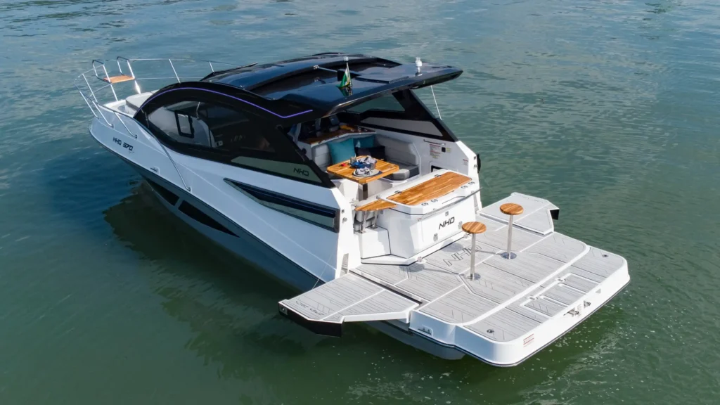 Piso Thermo Deck Beach em PVC instalado na plataforma de popa de embarcação de lazer.