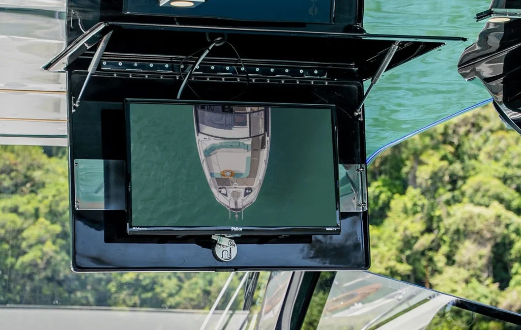 Televisão retrátil instalada na área externa da lancha Focker 355 GTS Explorer.