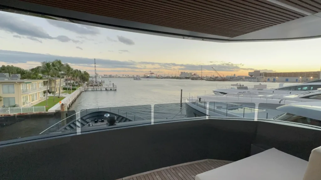 Vista da varanda do superiate Enejota, novo iate de Neymar, com marina ao fundo.
