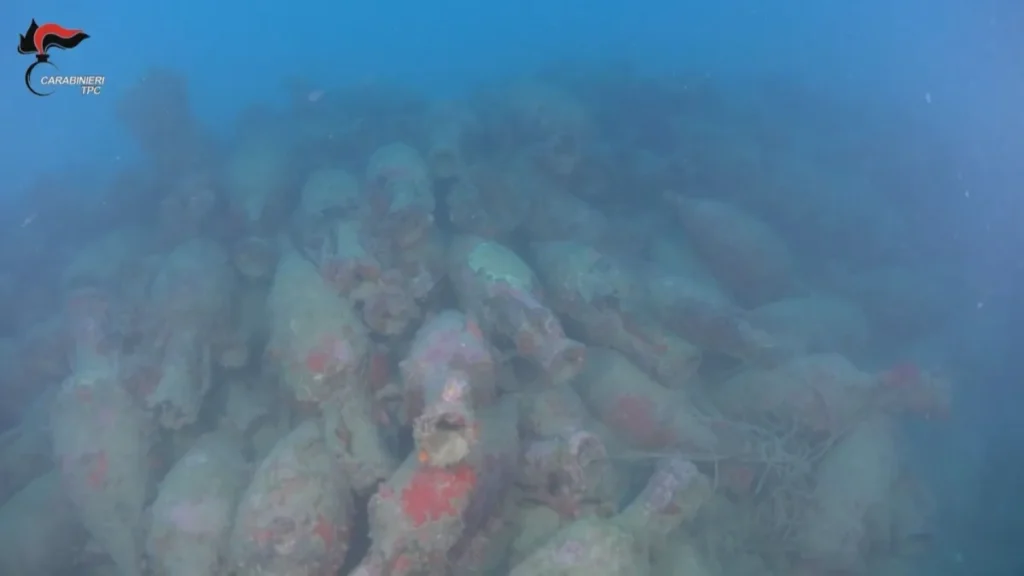 Ânforas de navio romano encontradas na costa da Sicília.
