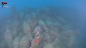 Ânforas de navio romano encontradas na costa da Sicília.