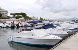 Barcos de esporte e recreio atracados em marina.
