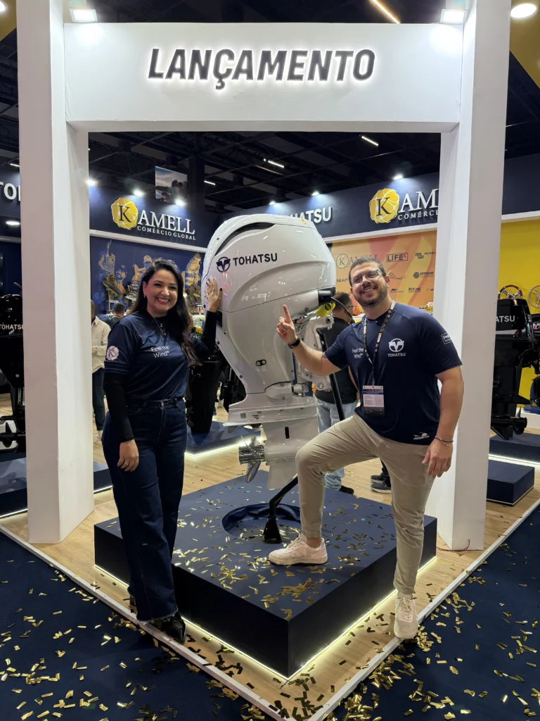 Carol Santiago, CEO da Compre Náutica, e Leandro Bonelle, diretor da Kamell, ao lado do novo motor Tohatsu MFS150A 150 HP.