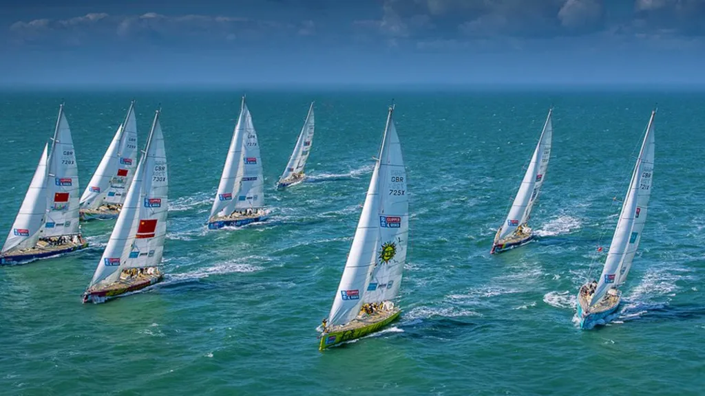 Veleiros da Clipper Round the World Yacht Race navegando em mar aberto durante uma etapa da regata oceânica internacional.