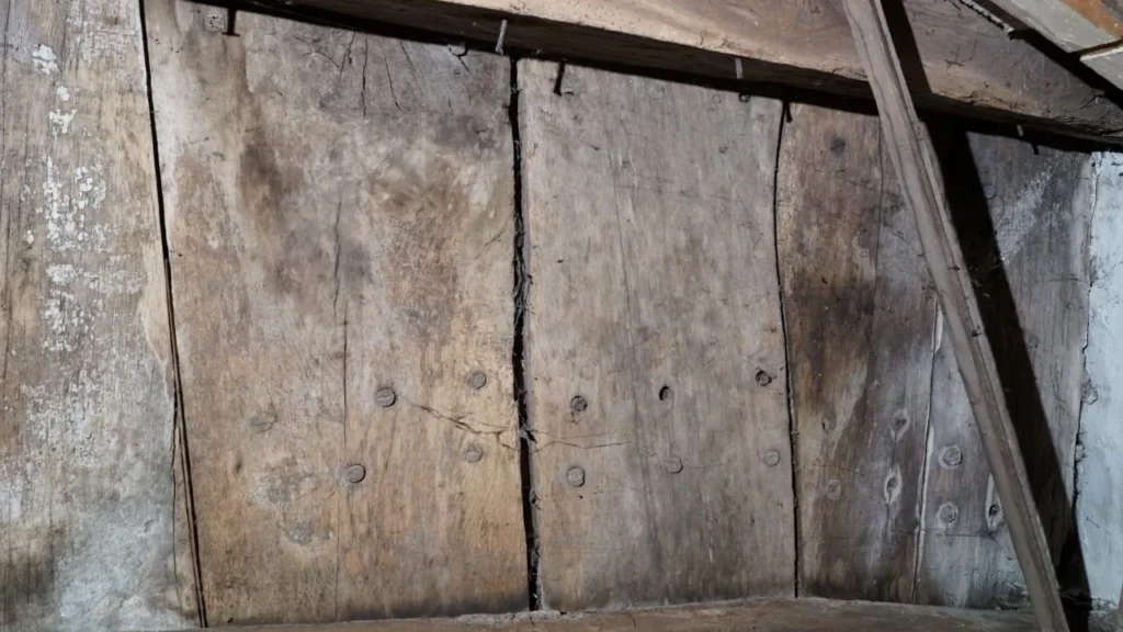 Tábuas do casco de um navio medieval reaproveitadas no teto de um porão em Constança, na Alemanha.
