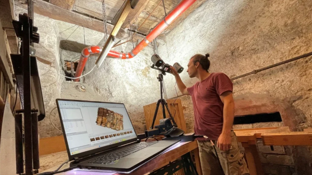 Pesquisador fotografa estrutura de navio medieval preservada no teto de um porão na Alemanha.