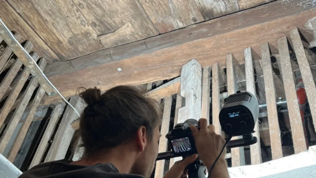 Pesquisador fotografa estrutura de navio medieval preservada no teto de um porão na Alemanha.