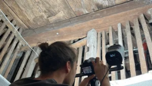 Pesquisador fotografa estrutura de navio medieval preservada no teto de um porão na Alemanha.
