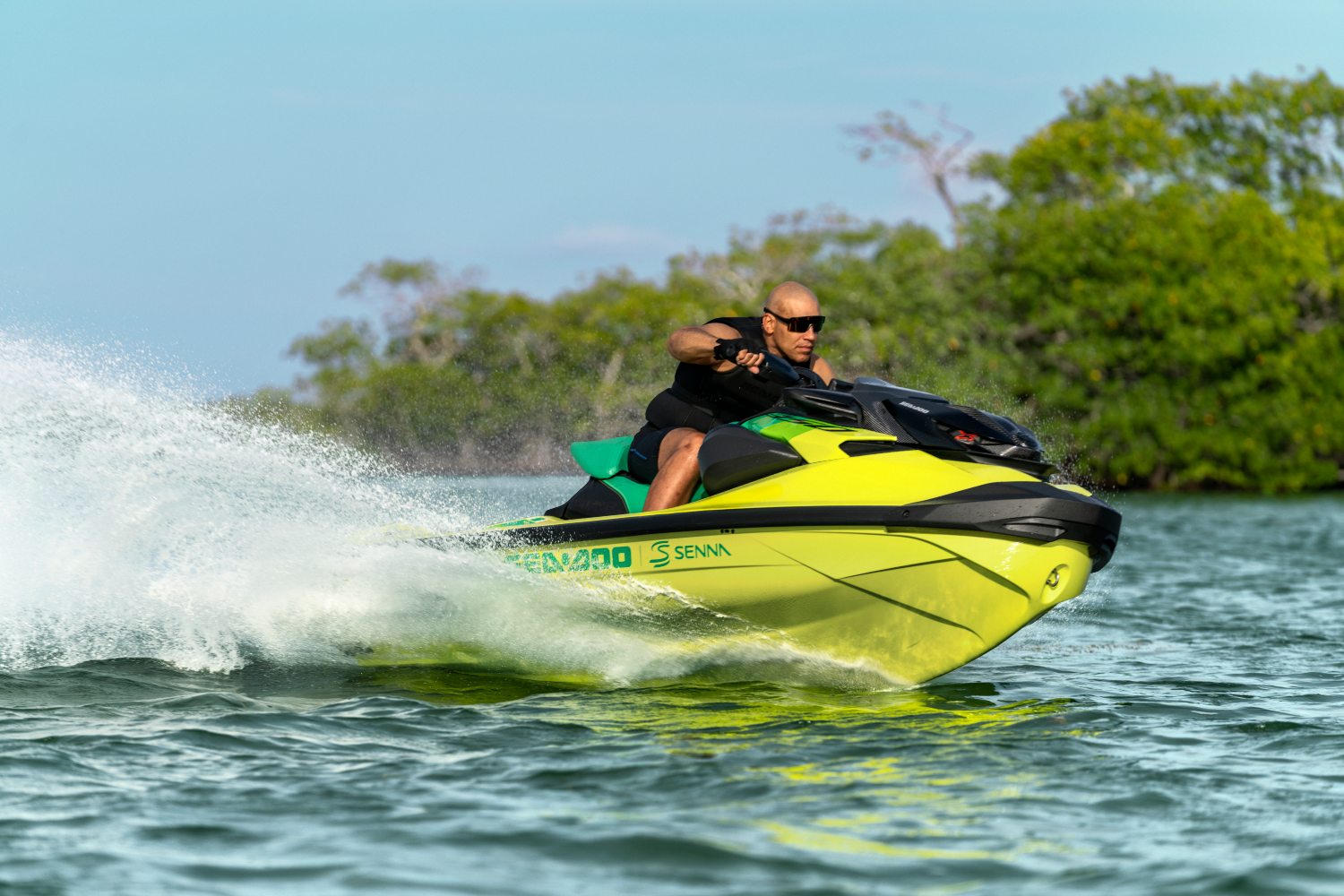 Sea-Doo RXP-X Senna 350 em alta velocidade na água.