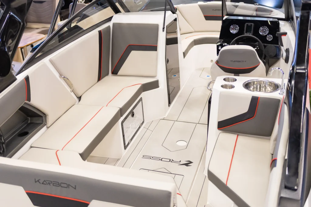 SR220 Icon da Ross Mariner em exposição no São Paulo Boat Show 2026.