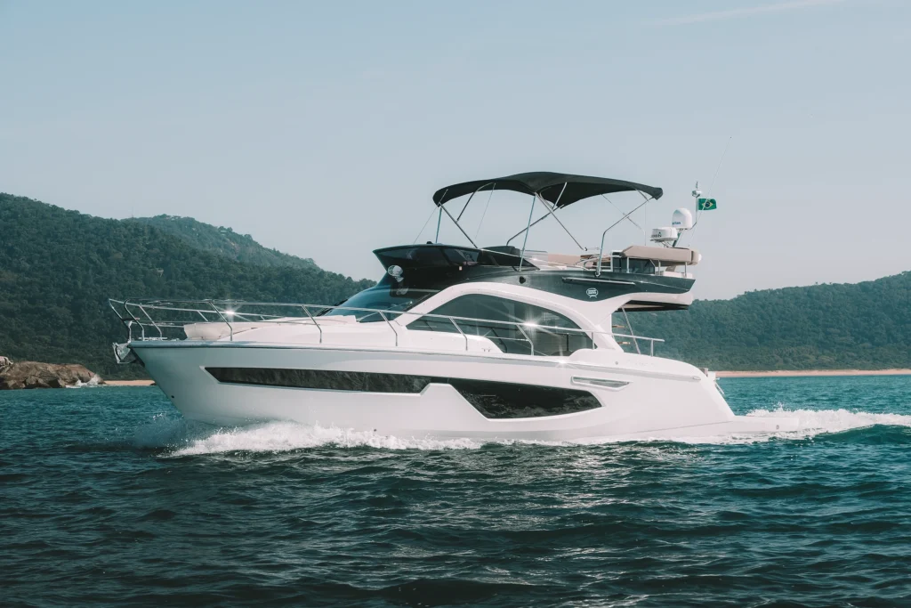 Sessa F42 branca vista de perfil navegando no mar, com o flybridge e o casco em destaque.