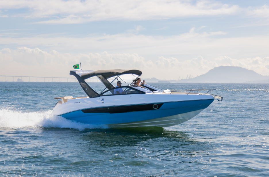 Lancha Coral 26 com motor Yamaha de 200 hp navegando no mar.