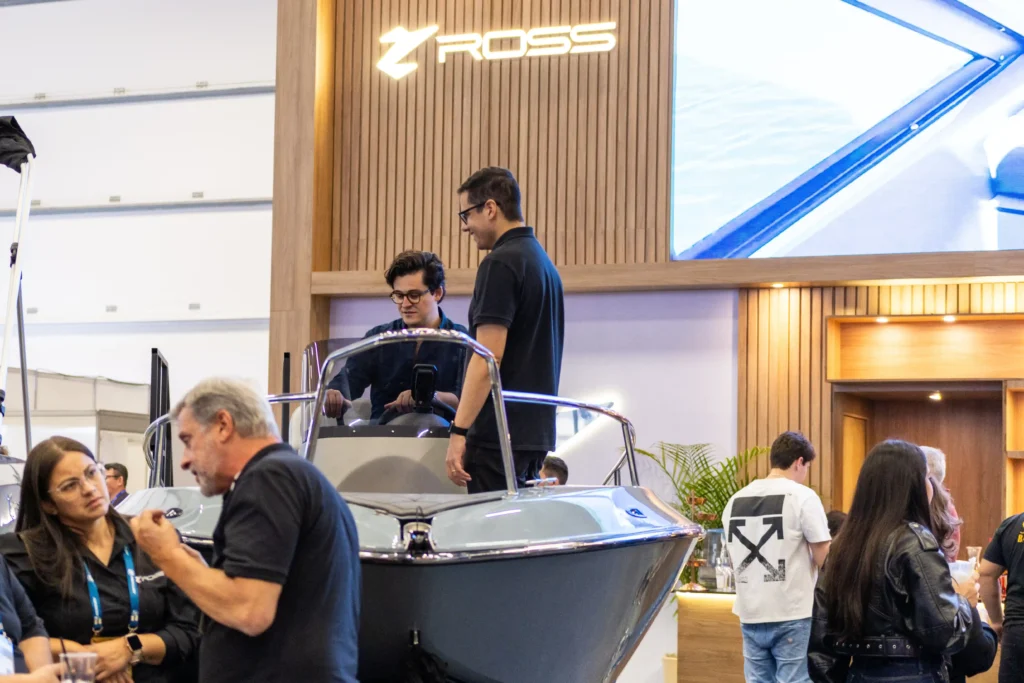 Lancha Ross Mariner em exposição no São Paulo Boat Show 2025.