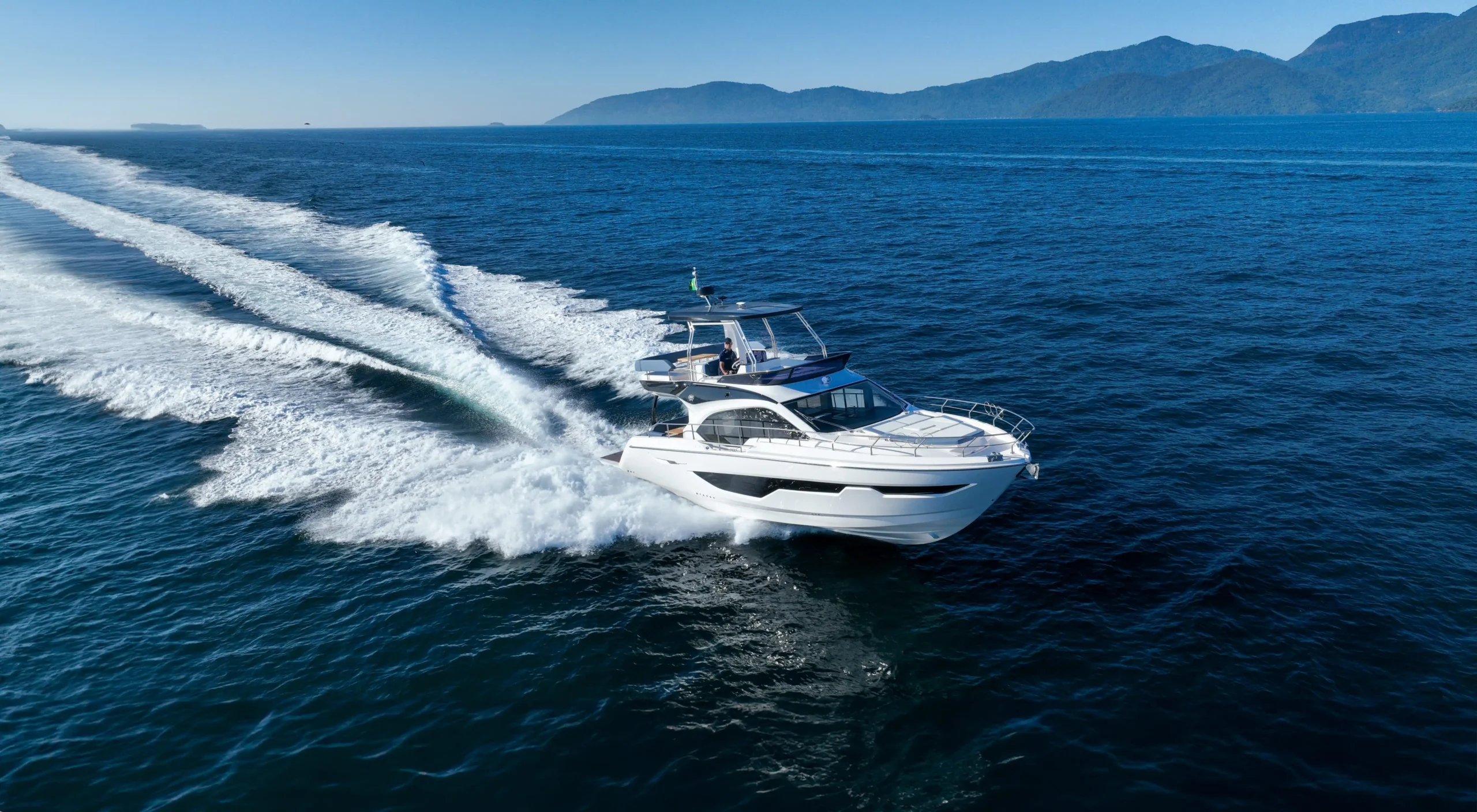 Sessa F48 navegando em mar aberto com o flybridge ocupado pelo posto de comando.