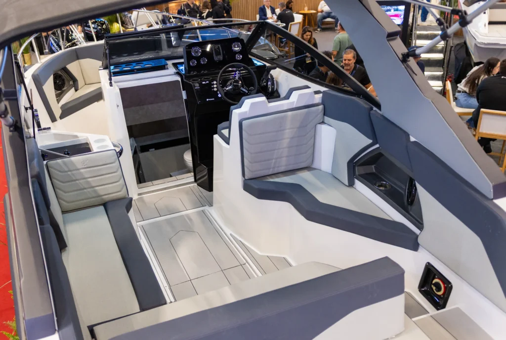 SLR260 Fusion da Ross Mariner em exposição no São Paulo Boat Show 2025.