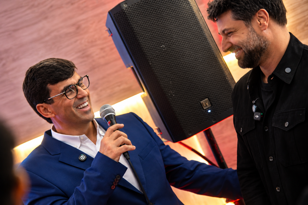Paulo Thadeu Mendes - CEO Real Powerboats e Alfredo Soares - Adviser Real Powerboats comemoram sucesso do lançamento durante o São Paulo Boat Show 2026