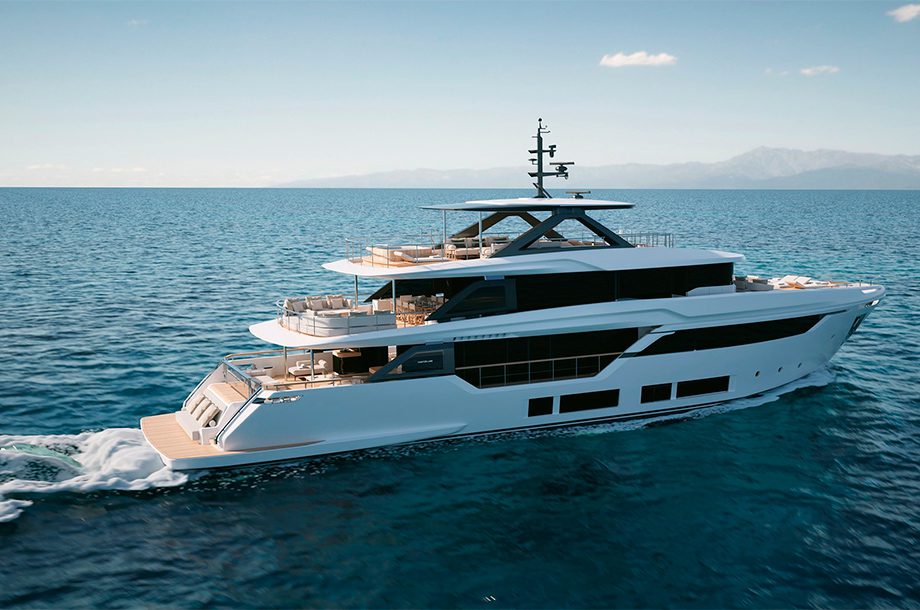 Iate Custom Line Navetta 35 com casco branco, vários decks e áreas externas de convivência.