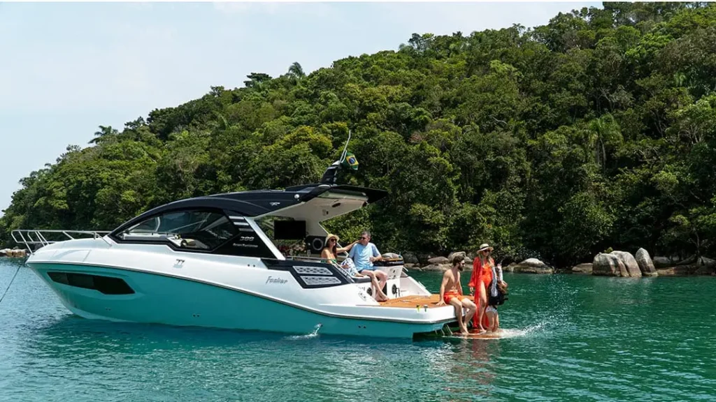 Lancha Focker 388 GT ancorada em águas claras com passageiros a bordo.