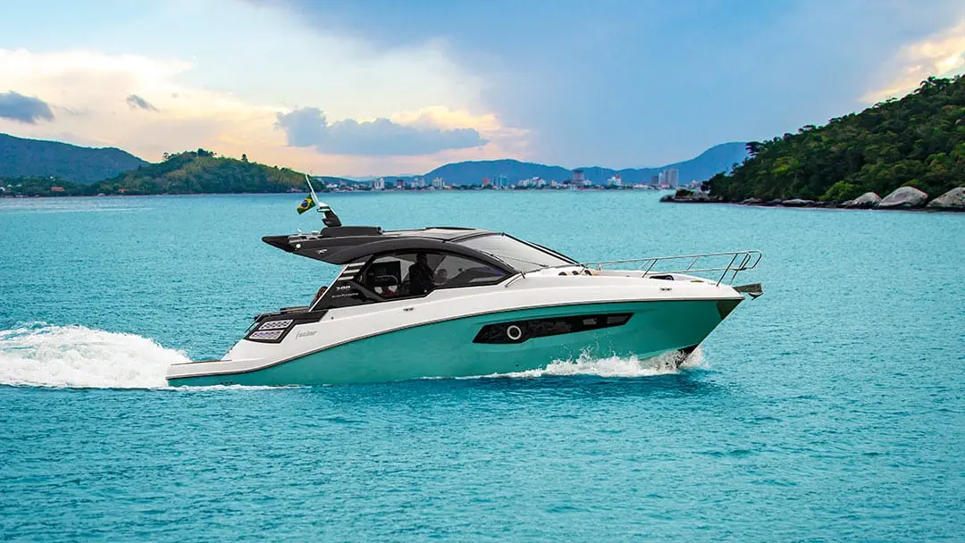 Lancha Focker 388 GT navegando no mar, vista de perfil.