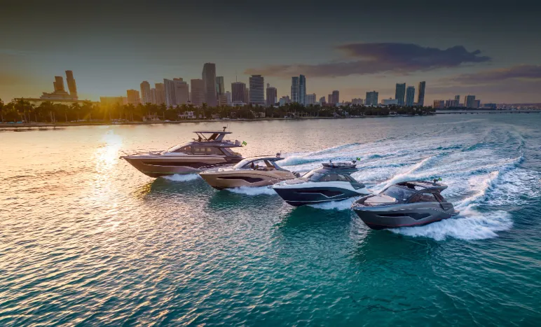 Quatro lanchas da NX Boats navegando lado a lado ao pôr do sol.