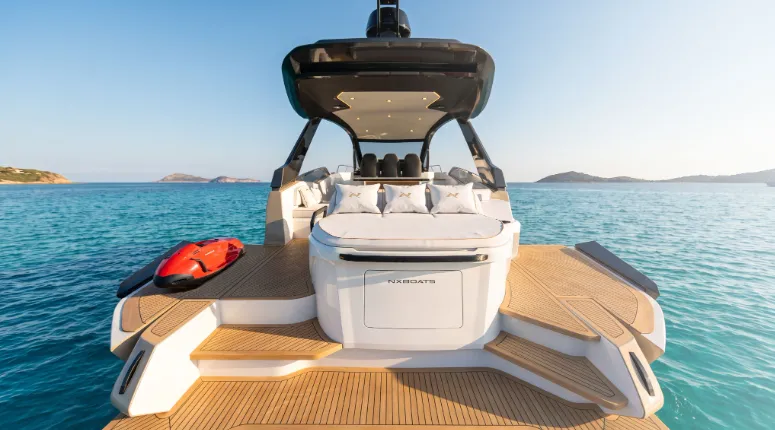 Popa da NX44 Pininfarina Center Console com assentos estofados e plataformas laterais abertas.