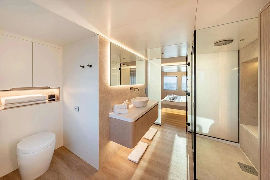 Banheiro do Sunreef 88 Ultima com acabamento moderno e vista para o mar
