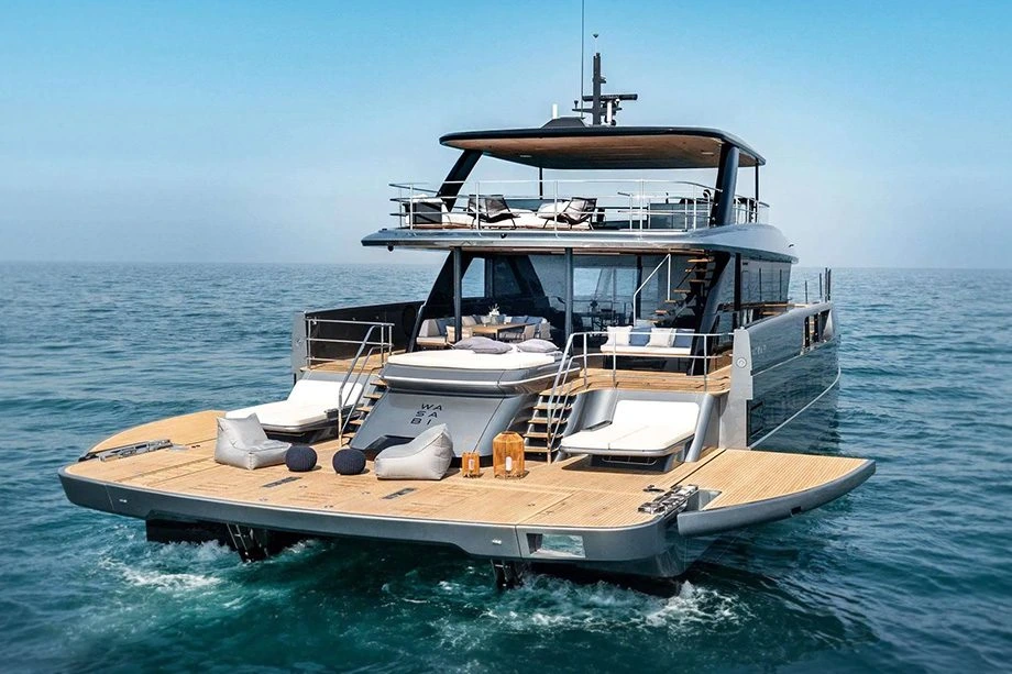Sunreef 88 Ultima, catamarã de luxo encomendado por Messi, navegando no mar