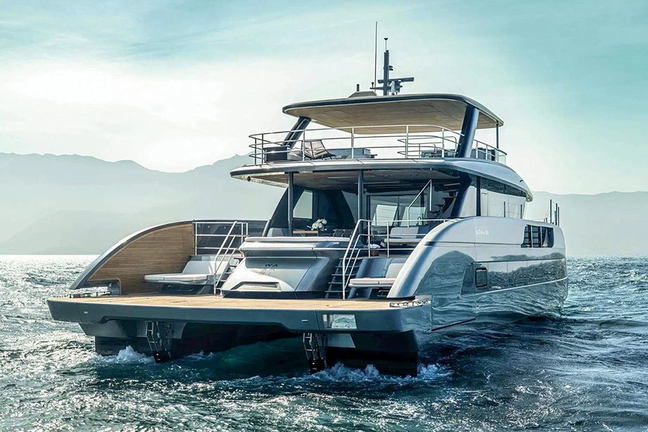 Sunreef 88 Ultima de Messi visto de trás durante navegação