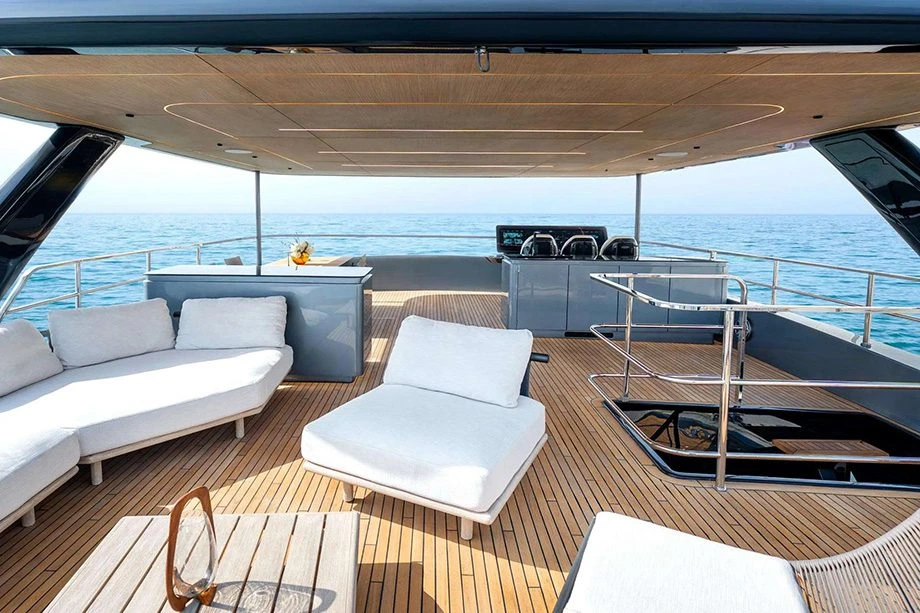 Flybridge do Sunreef 88 Ultima com área de convivência e vista para o mar