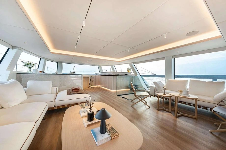 Interior do Sunreef 88 Ultima com sala de estar e vista para o mar
