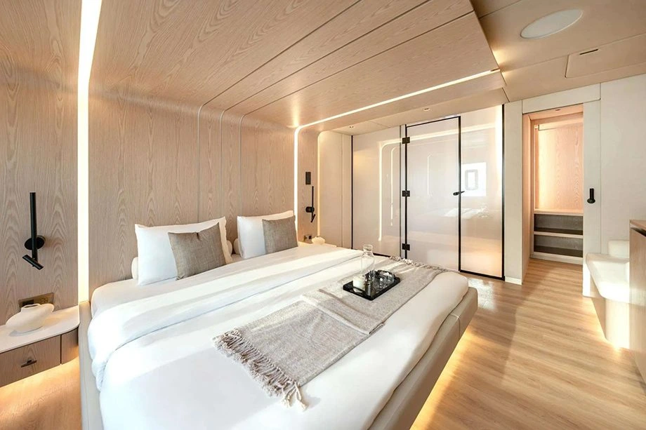 Suíte do Sunreef 88 Ultima com cama de casal e acabamento de luxo